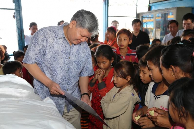 C&aacute;c ch&aacute;u học sinh đọc tiếng Việt cho Bộ trưởng nghe.