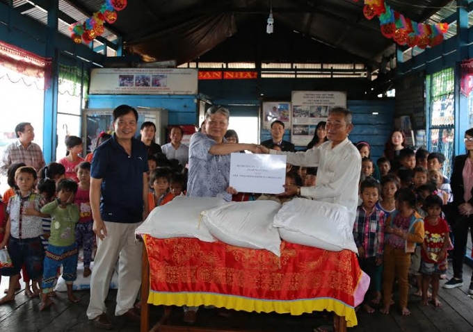 Bộ trưởng tặng 1.000kg gạo hỗ trợ bữa trưa cho c&aacute;c ch&aacute;u học sinh gốc Việt.