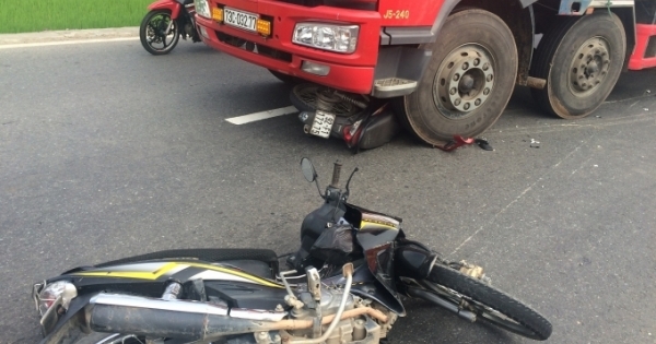 Quảng Nam: Xe máy nát bét dưới gầm xe tải, một người bị thương nặng