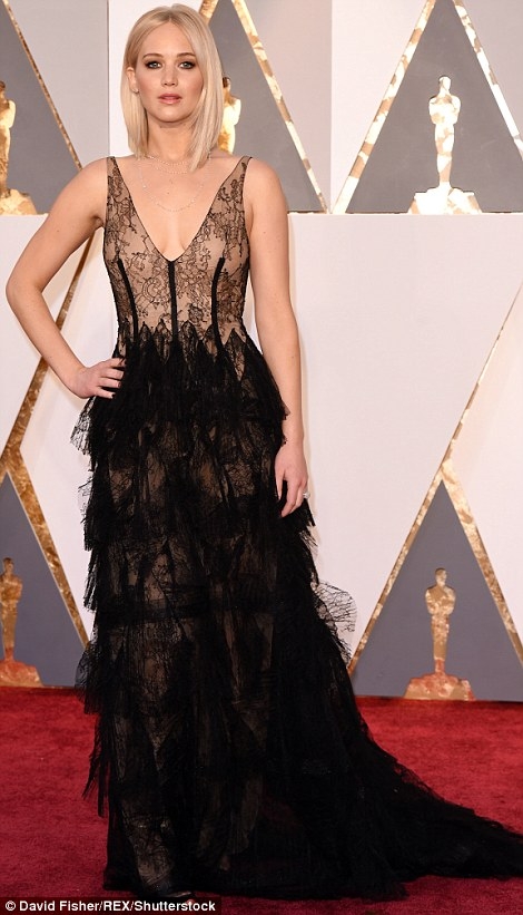 Jennifer Lawrence diện trang phục xuy&ecirc;n thấu đến tranh t&agrave;i hạng mục nữ diễn vi&ecirc;n ch&iacute;nh xuất sắc nhất của Oscar 2016.