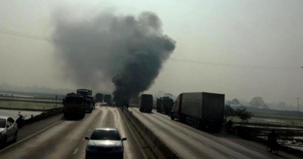 Thanh Hóa: Tai nạn kinh hoàng, xe tải bốc cháy ngùn ngụt