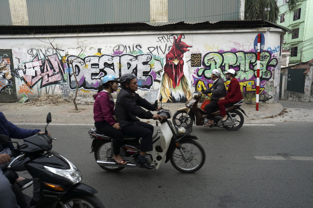 Ch&uacute; g&agrave; trống trong một bức hoạ graffiti tr&ecirc;n phố Y&ecirc;n Phụ.