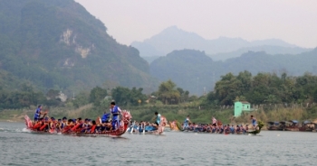 Gần 400 người đua thuyền trên sông Lô