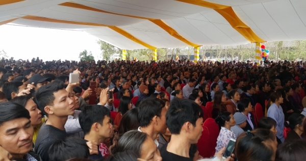 Ninh Bình: Hàng vạn người đổ về chùa Bái Đính trong ngày khai hội