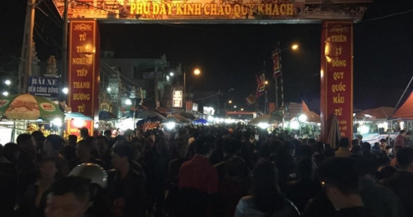 Nam Định: Dòng người kẹt cứng, gào thét trong mưa tại Hội chợ Viềng