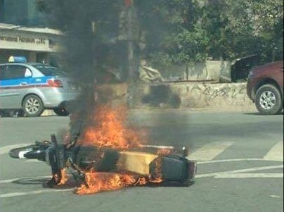 Hà Nội: Xe máy bốc cháy ngùn ngụt trên đường
