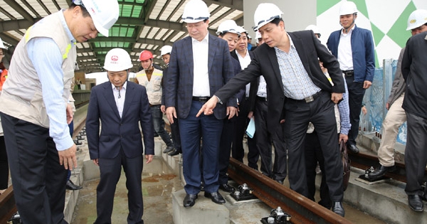 Phó Thủ tướng Trịnh Đình Dũng làm việc về tiến độ hai tuyến đường sắt đô thị tại Hà Nội