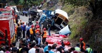 Xe tải mất lái đâm xe bus, ít nhất 50 người thương vong