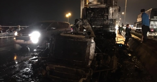 Hà Nội: Xe container bốc cháy dữ dội trên cầu Thanh Trì