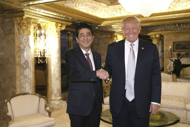 Thủ tướng Abe v&agrave; Tổng thống Trump trong cuộc gặp ở Mỹ hồi th&aacute;ng 11/2016. (Ảnh: Reuters)