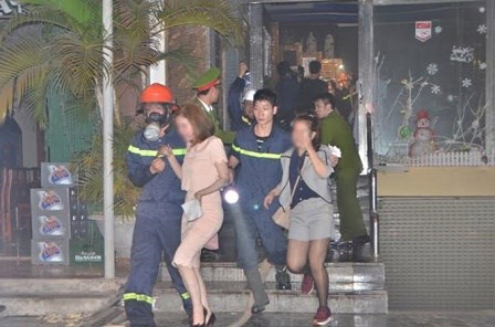 Lực lượng chức năng giải cứu nạn nhận trong vụ ch&aacute;y qu&aacute;n karaoke Version II, phường Trần Ph&uacute;, TP M&oacute;ng C&aacute;i.