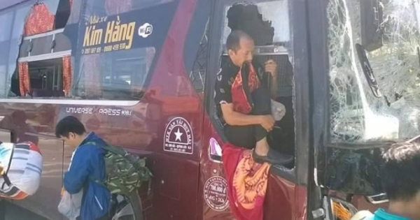 Thừa Thiên - Huế: Xe tải đấu đầu xe khách, hành khách lồm cồm chui ra từ cửa kính vỡ