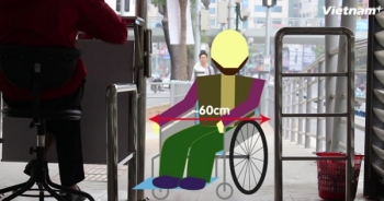 [Video] Người khuyết tật loay hoay tiếp cận nhà chờ xe buýt nhanh BRT