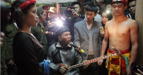 Phú Thọ: Gặp vợ chồng làm "chuyện ấy" giữa chốn đông người