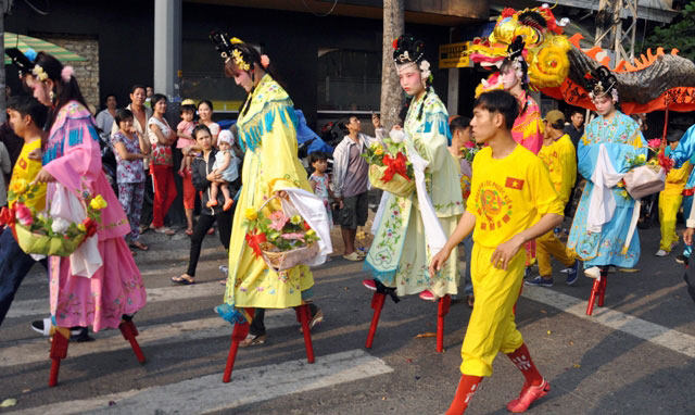 Bi&ecirc;̉u di&ecirc;̃n đi cà kheo tại lễ hội Tết Nguy&ecirc;n ti&ecirc;u 2016. Ảnh: Dương Thanh