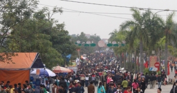 Hàng nghìn người đổ về hội Lim ngày khai hội