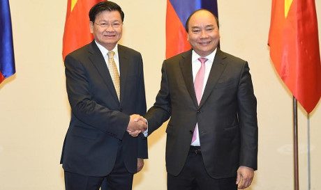 Thủ tướng Nguyễn Xu&acirc;n Ph&uacute;c v&agrave; Thủ tướng L&agrave;o Thongloun Sisoulith. Ảnh: VGP