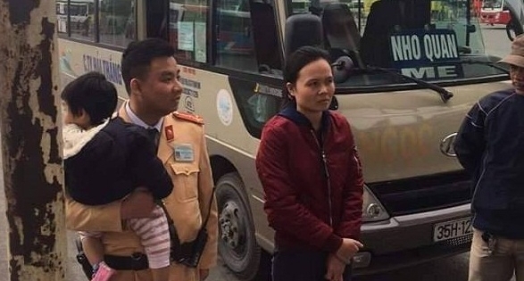 CSGT Hà Nội giúp hai mẹ con bị mất đồ và giấy tờ tuỳ thân về quê