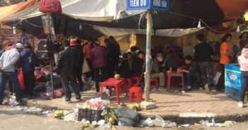 Hội Lim: Chính thức khai hội, rác thải tràn ngập lối đi
