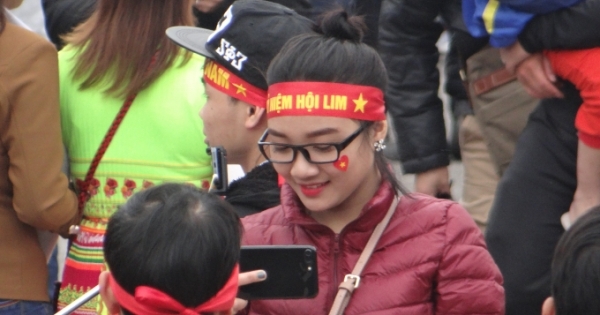 Bắc Ninh: Giới trẻ bày tỏ tình yêu đất nước trong Hội Lim
