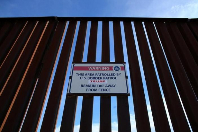 Th&ocirc;ng b&aacute;o của ch&iacute;nh quyền Trump về việc x&acirc;y dựng bức tường bi&ecirc;n giới với Mexico. (Ảnh: Reuters)