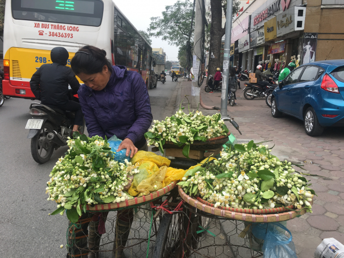Những h&agrave;ng hoa bưởi nối đu&ocirc;i nhau tr&ecirc;n đường phố H&agrave; Nội