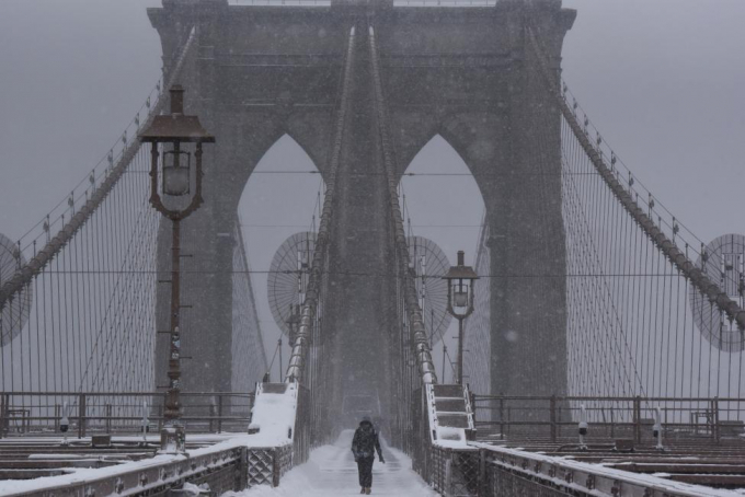 Tuyết phủ trắng x&oacute;a tr&ecirc;n cầu Brooklyn, New York.