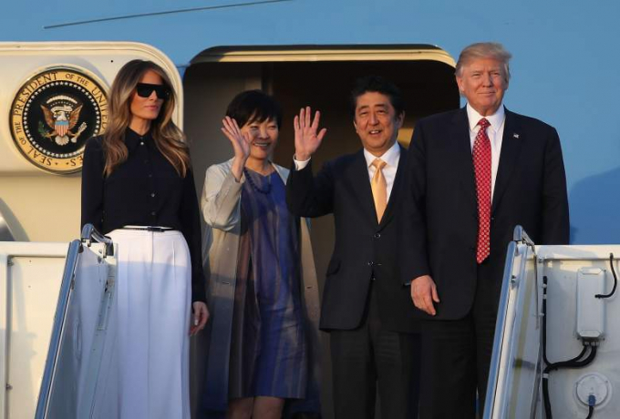 Chiều 10/2, vợ chồng Tổng thống Donald Trump v&agrave; vợ chồng Thủ tướng Nhật Bản Shinzo Abe bay đến biệt thự nghỉ dưỡng ở Palm Beach, Florida&nbsp;sau khi hai nh&agrave; l&atilde;nh đạo gặp thượng đỉnh. (Ảnh: Getty)