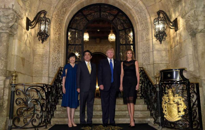 Buổi tối c&ugrave;ng ng&agrave;y, vợ chồng Tổng thống Donald Trump đ&atilde; mời vợ chồng &ocirc;ng Abe dự tiệc tối tại biệt thự&nbsp;Mar-a-Lago. (Ảnh: AP)