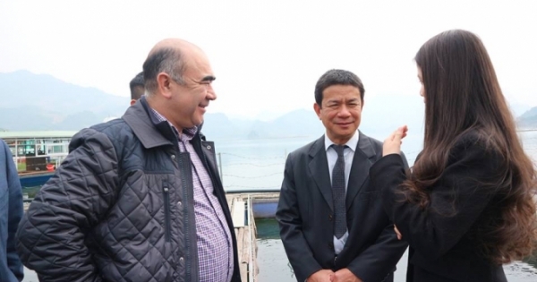 Phó Thủ tướng Uzbekistan thăm trang trại cá tầm người Việt trên sông Đà