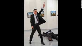 Ảnh chụp đại sứ Nga bị ám sát giành giải Ảnh Báo chí của Năm