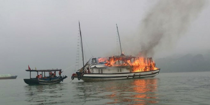 Vụ hỏa hoạn xảy ra đối với t&agrave;u du lịch của C&ocirc;ng ty&nbsp;TNHH Du thuyền Bhaya rất may kh&ocirc;ng c&oacute; thiệt mạng về người.