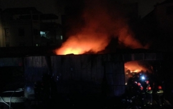 Hà Nội: Cháy dữ dội ở kho đồ bảo hộ lao động trên phố Minh Khai
