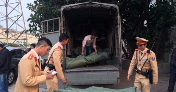 Hà Nội: Đội CSGT số 6 phát hiện xe tải chở 1,5 tấn vải không rõ nguồn gốc