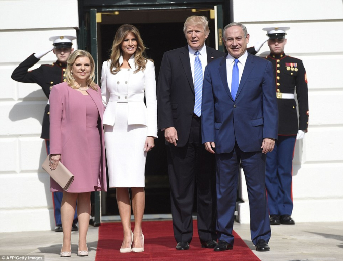 Trong lần đ&oacute;n tiếp vợ chồng Thủ tướng Israel, đệ nhất phu nh&acirc;n Mỹ đ&atilde; diện bộ trang phục m&agrave;u trắng thanh lịch của nh&agrave; mốt Karl Lagerfeld.