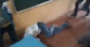 Lại xuất hiện clip nam sinh bị đánh đập dã man ngay trong lớp học