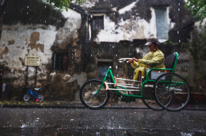Một người khuyết tật đang cố gắng di chuyển trong mưa.