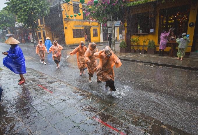 Những bạn trẻ th&iacute;ch th&uacute; chạy nhảy trong mưa.