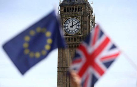 Cờ EU v&agrave; cờ Anh tr&ecirc;n quảng trường Quốc hội tại London. Ảnh: Reuters.