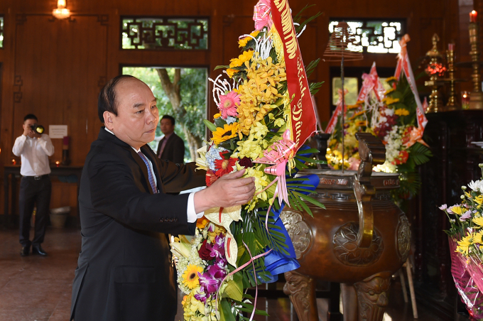 Thủ tướng Nguyễn Xu&acirc;n Ph&uacute;c d&acirc;ng hương tại khu di t&iacute;ch Kim Li&ecirc;n.