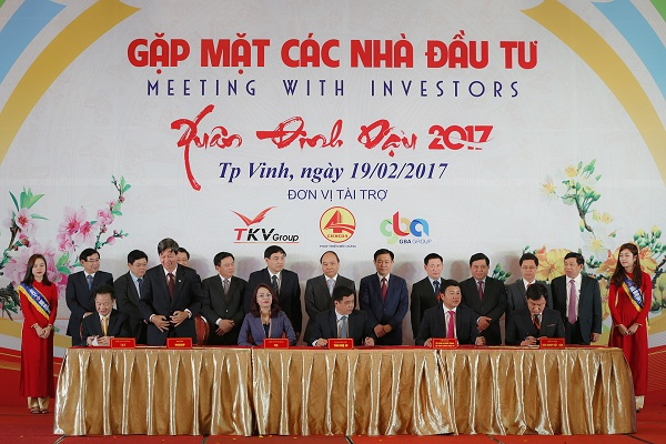 Thủ tướng Nguyễn Xu&acirc;n Ph&uacute;c dự hội nghị gặp mặt c&aacute;c nh&agrave; đầu tư Nghệ An.