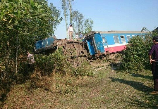Cận cảnh vụ tai nạn đường sắt kinh ho&agrave;ng ở Huế
