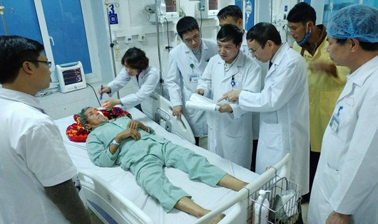 Một trong những bệnh nh&acirc;n ngộ độc rượu nặng điều trị tại Bệnh viện Đa khoa tỉnh Lai Ch&acirc;u. Ảnh: VNN