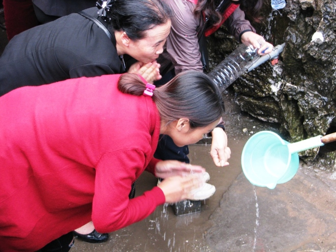 Người dân đua nhau lấy nước giếng Tiên ở Quảng Ninh