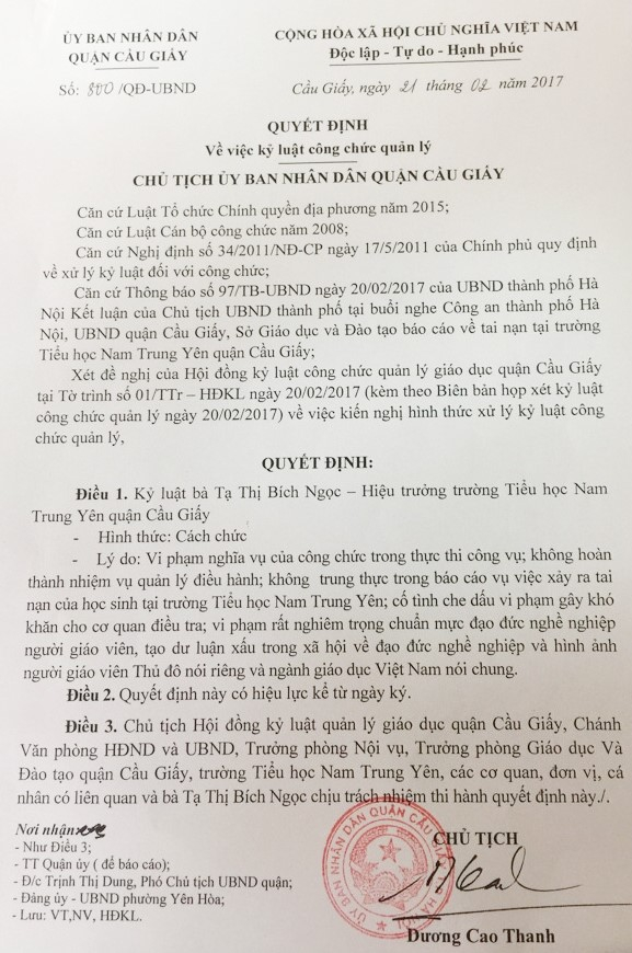 Quyết định kỷ luật Hiệu trưởng trường Tiểu học Nam Trung Y&ecirc;n. Ảnh:&nbsp;Kiều Trang.