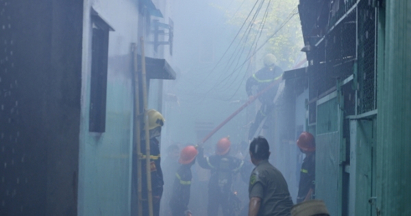 Cháy lớn trong hẻm, một căn nhà bị thiêu rụi