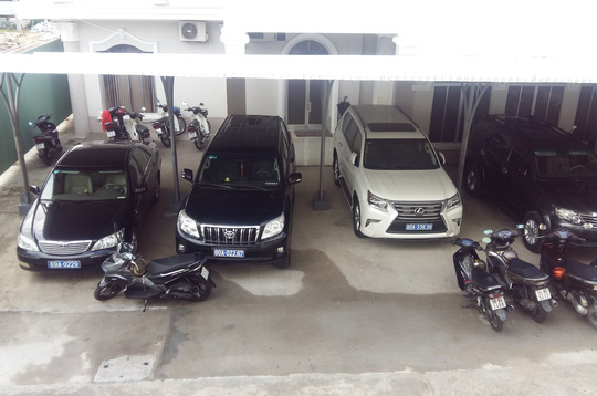 Chiếc Lexus m&agrave;u trắng đậu tại nh&agrave; xe UBND tỉnh C&agrave; Mau, b&ecirc;n cạnh l&agrave; một xe kh&aacute;c cũng mang biển số xanh 80A
