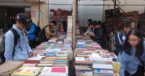 Tới Hội chợ sách cũ Hà Nội tại Văn Miếu - Quốc Tử Giám 