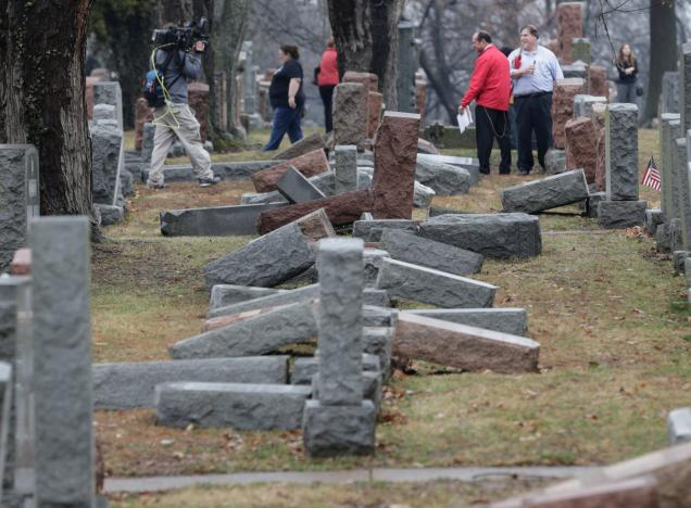 Hơn 100 bia mộ trong khu nghĩa trang của người Do th&aacute;i tại th&agrave;nh phố St. Louis, bang Missouri đ&atilde; bị đập ph&aacute;. (Ảnh: Reuters)