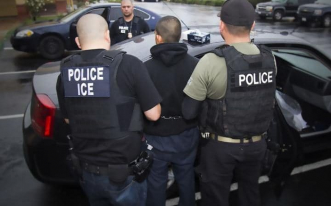 Một người nhập cư tr&aacute;i ph&eacute;p bị cảnh s&aacute;t bắt giữ ở Los Angeles, California, Mỹ. (Ảnh: AFP)